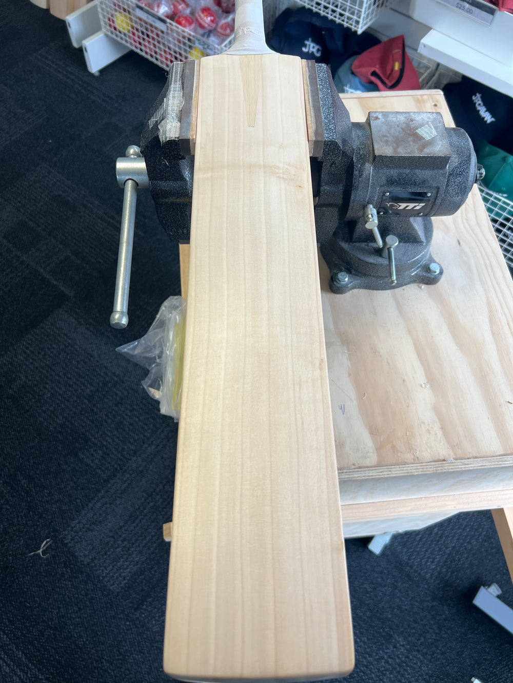 JPGavan Featherblade Cricket Bat - 580, photo 1