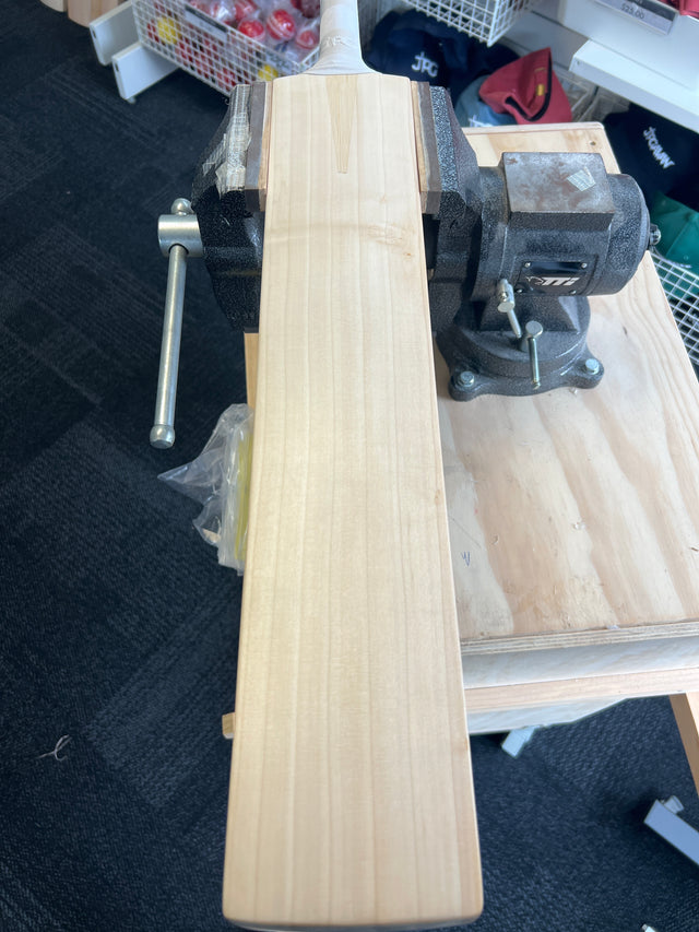 JPGavan Featherblade Cricket Bat - 580