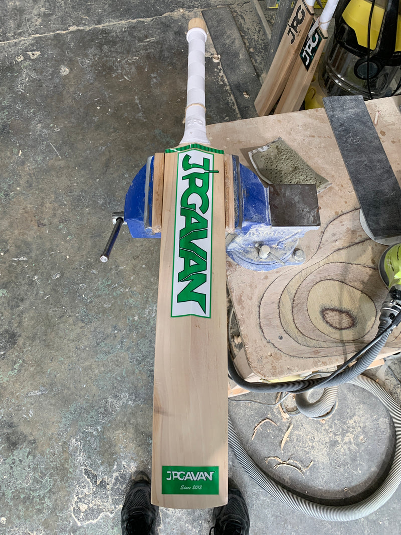 JPGavan Secret Willow custom cricket bat #477, handle view