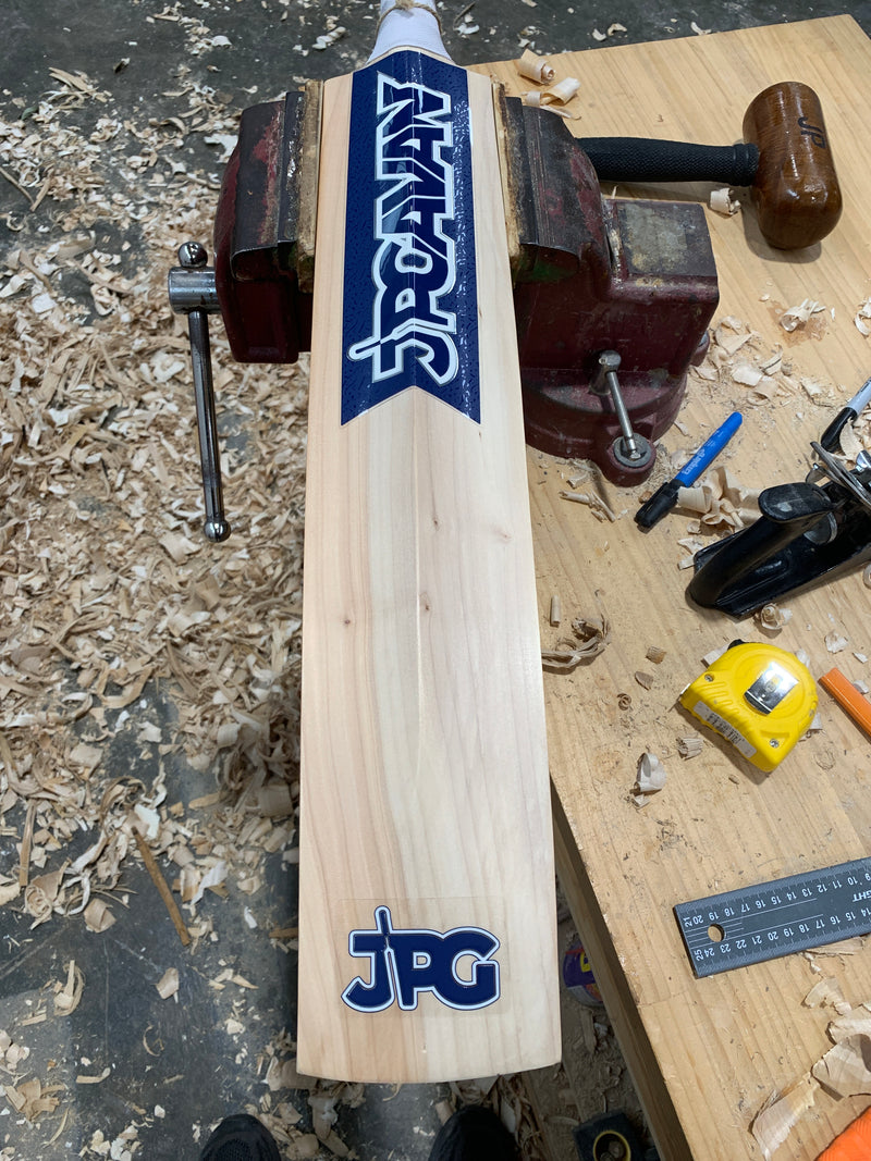 JPGavan Secret Willow custom cricket bat #493, handle view