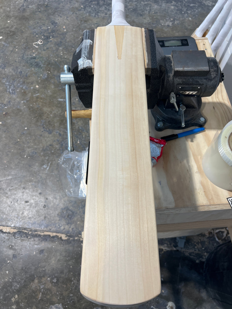 JPGavan Featherblade Cricket Bat - 560