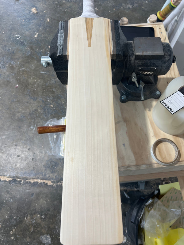 JPGavan Featherblade Cricket Bat - 552
